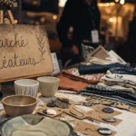 Marchés créateurs : table artisanale avec céramiques et bijoux faits main
