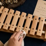 Xylophone en bois, lames et maillets pour éveil musical