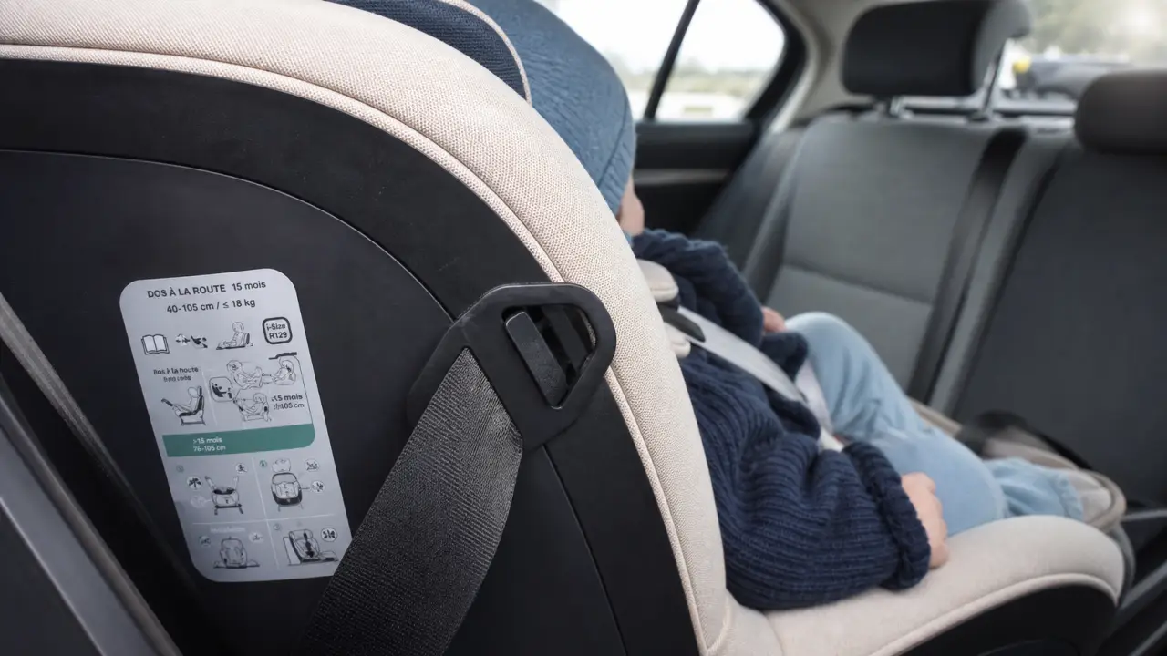Bebe face a la route : siège auto R129 15 mois
