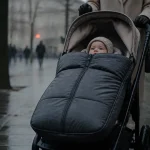 Chanceliere poussette bien ajustee, sangles de securite libres, bebe au chaud