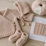 Modèle tricot layette naissance gratuit avec explication : brassière, bonnet et chaussons en laine