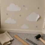 Stickers chambre enfant nuages et étoiles sur mur crème