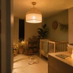 Suspension chambre enfant rotin clair et abat-jour tissu ivoire allumée