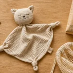 Doudou coton bio sur table bois, label GOTS et Made in France