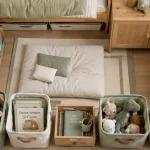 Rangement chambre enfant avec meubles bas, zones claires et bacs de jouets