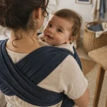 tee shirt porte bébé : bébé bien maintenu, visage dégagé